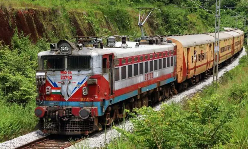 നവീകരിച്ച കോച്ചുകളുമായി മത്സ്യഗന്ധ എക്സ്പ്രസ് ഓടിത്തുടങ്ങി നവീകരിച്ച കോച്ചുകളുമായി മത്സ്യഗന്ധ എക്സ്പ്രസ് ഓടിത്തുടങ്ങി