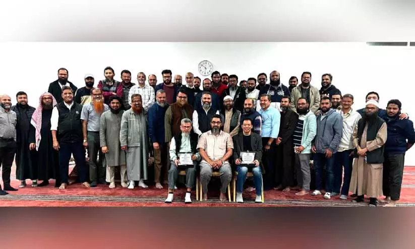 പി.​പി. ഷ​ഫീ​ഖ്, സാ​ദി​ഖ് അ​ലി എ​ന്നി​വ​ർ​ക്ക് യാ​ത്ര​യ​യ​പ്പ് ന​ൽ​കി