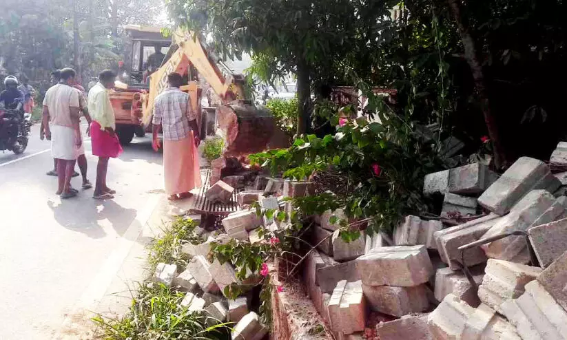 കക്കടാശ്ശേരി-കാളിയാർ റോഡരികിലെ പുറമ്പോക്ക് ഒഴിപ്പിച്ചു