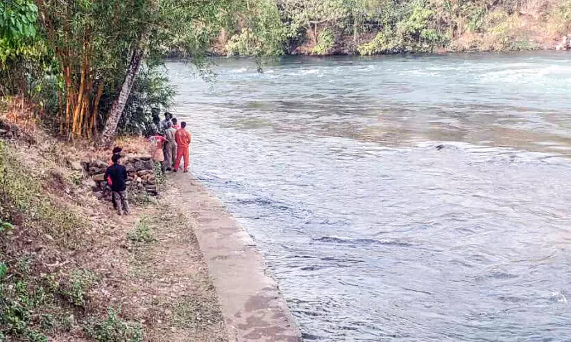 ത്രിവേണി സംഗമത്തിൽ വിദ്യാർഥി ഒഴുക്കിൽപെട്ടു; നാട്ടുകാർ രക്ഷപ്പെടുത്തി ത്രിവേണി സംഗമത്തിൽ വിദ്യാർഥി ഒഴുക്കിൽപെട്ടു; നാട്ടുകാർ രക്ഷപ്പെടുത്തി