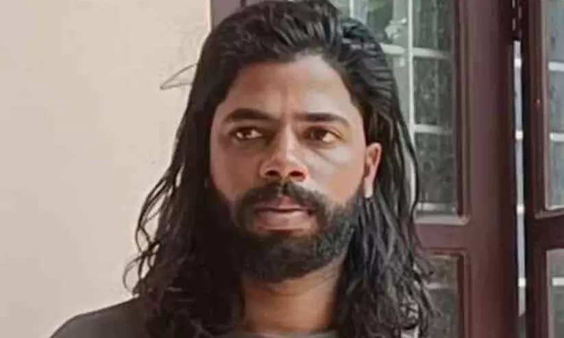 വീട്ടിലെ ചെടിചട്ടിയിൽ നട്ടുവളർത്തിയ ആറു കഞ്ചാവ് ചെടികളുമായി യുവാവ് പിടിയിൽ വീട്ടിലെ ചെടിചട്ടിയിൽ നട്ടുവളർത്തിയ ആറു കഞ്ചാവ് ചെടികളുമായി യുവാവ് പിടിയിൽ