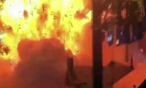 കണ്ണൂരിൽ ക്ഷേത്രോത്സവത്തിനിടെ ആൾക്കൂട്ടത്തിനിടയിൽ വീണ അമിട്ട് പൊട്ടി; അഞ്ച് പേർക്ക് പരിക്ക് കണ്ണൂരിൽ ക്ഷേത്രോത്സവത്തിനിടെ ആൾക്കൂട്ടത്തിനിടയിൽ വീണ അമിട്ട് പൊട്ടി; അഞ്ച് പേർക്ക് പരിക്ക്