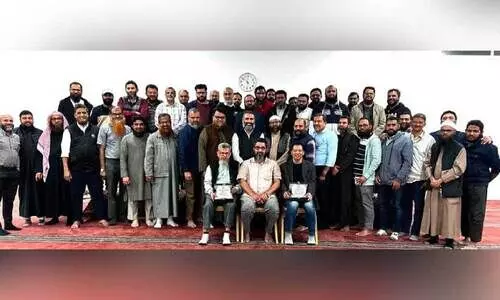 പി.​പി. ഷ​ഫീ​ഖ്, സാ​ദി​ഖ് അ​ലി എ​ന്നി​വ​ർ​ക്ക് യാ​ത്ര​യ​യ​പ്പ് ന​ൽ​കി