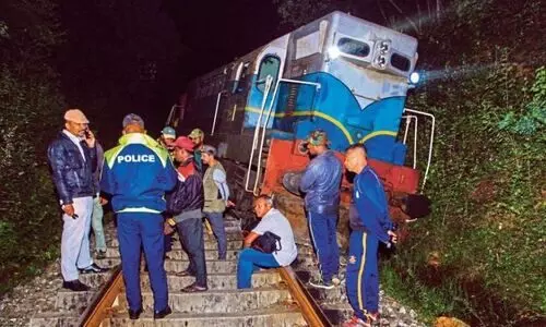 റെയിൽപാളം മുറിച്ച് കടക്കുന്നതിനിടെ ട്രെയിൻ ഇടിച്ചുകയറി; ആറ് ആനകൾക്ക് ദാരുണാന്ത്യം, ട്രെയിൻ പാളംതെറ്റി