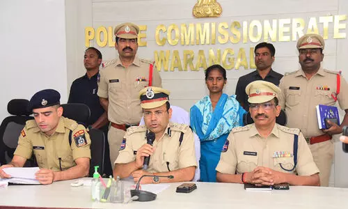 തെലങ്കാനയിൽ പൊലീസ് ഉദ്യോഗസ്ഥരെ കൊലപ്പെടുത്തിയ കേസിലെ പ്രതിയായ വനിത മാവോവാദി നേതാവ് കീഴടങ്ങി