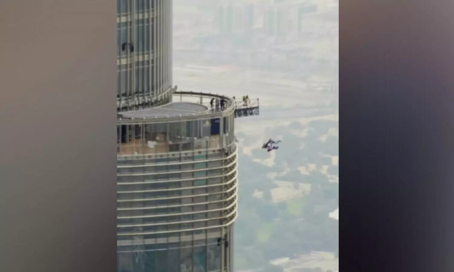 ബു​ർ​ജ് ഖ​ലീ​ഫ​യി​ൽ​നി​ന്ന് ചാ​ടി 31 അ​ത്‌​ല​റ്റു​ക​ൾ;  ശൈ​ഖ് ഹം​ദാ​ൻ പ​ങ്കു​വെ​ച്ച വി​ഡി​യോ വൈ​റ​ൽ