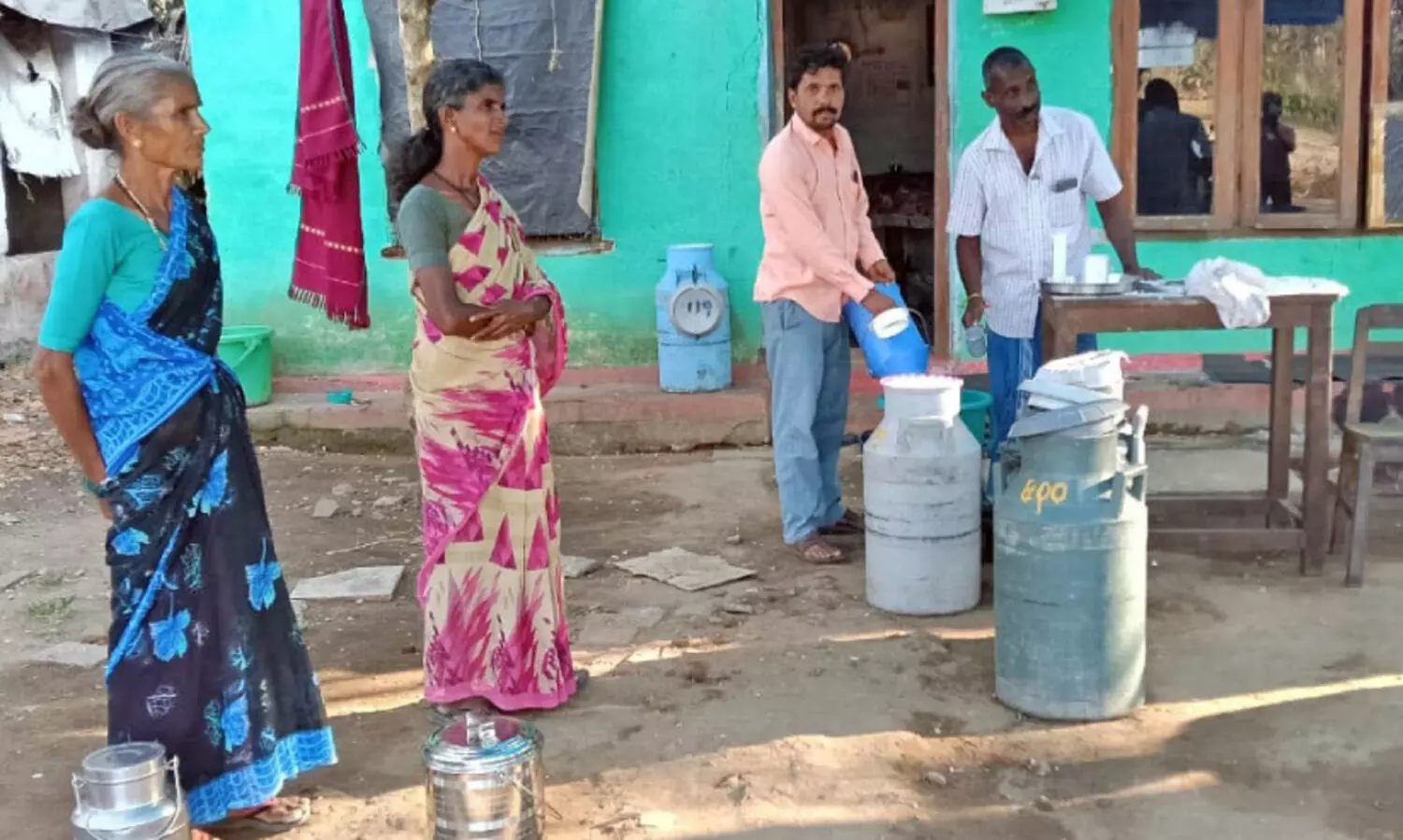 അതിർത്തി​ ഗ്രാമങ്ങളി​ലെ ക്ഷീര കർഷകർ ദുരിതത്തിൽ
