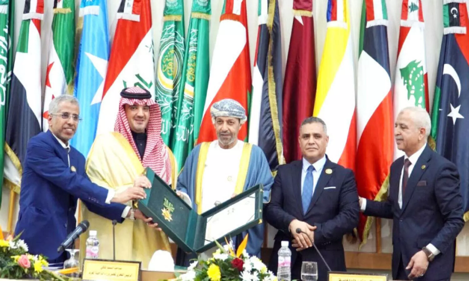 സു​ൽ​ത്താ​ന് അ​റ​ബ് സു​ര​ക്ഷ മെ​ഡ​ൽ ന​ൽ​കി ആ​ദ​രി​ച്ചു