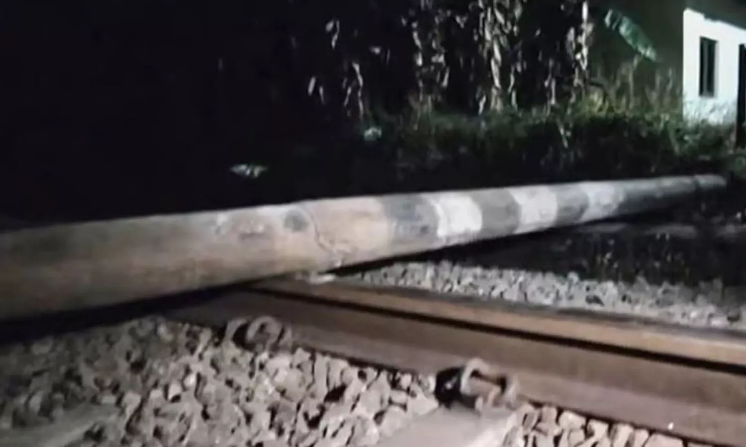 കൊല്ലത്ത് റെയില്‍വേ പാളത്തിൽ ഇലക്ട്രിക് പോസ്റ്റ്; ഒഴിവായത് വന്‍ദുരന്തം