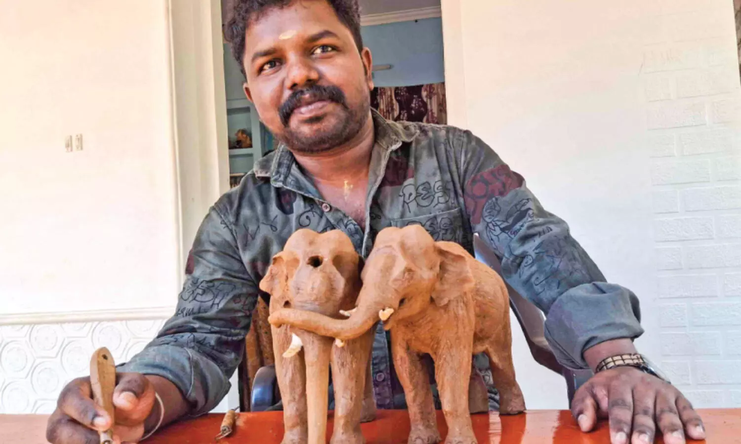 സഹ്യന്‍റെ മക്കളുടെ സഹജീവി സ്‌നേഹത്തിന് ശില്‍പഭാഷ്യമൊരുക്കി നികേഷ്