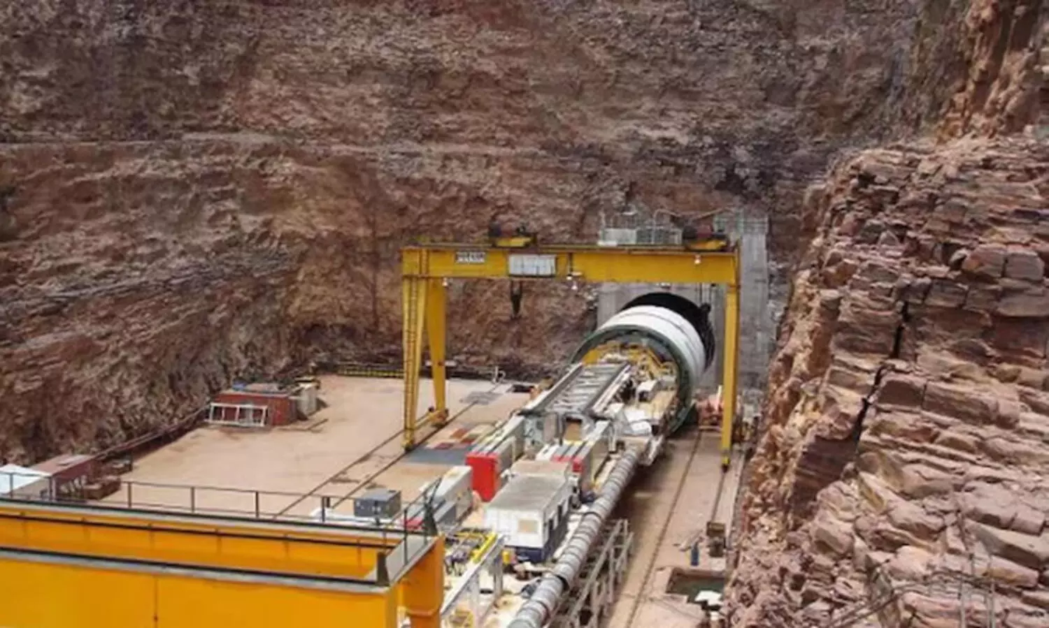 തെലങ്കാനയിൽ തുരങ്കം തകർന്നു വീണു; നിരവധി തൊഴിലാളികൾ കുടുങ്ങി കിടക്കുന്നു