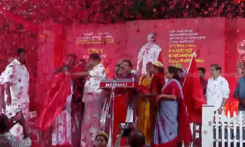 ചേവായൂർ സഹകരണ ബാങ്ക് തർക്കം; പാർട്ടിവിട്ട കോൺഗ്രസ് നേതാക്കളും പ്രവർത്തകരും സി.പി.എമ്മിൽ