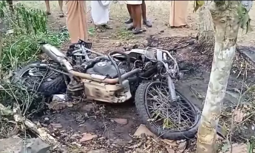 വൈക്കത്ത് ബൈക്ക് വൈദ്യുത പോസ്റ്റിലിടിച്ച് തീപിടിച്ചു; യുവാവിന് ദാരുണാന്ത്യം