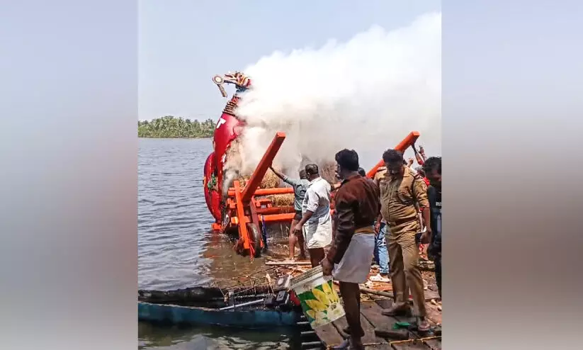 ഉത്സവത്തിനെത്തിച്ച കെട്ടുകാളക്ക് തീപിടിച്ചു ഉത്സവത്തിനെത്തിച്ച കെട്ടുകാളക്ക് തീപിടിച്ചു