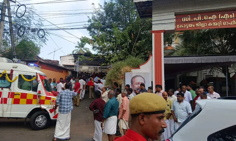 എ.വി. റസലിന്റെ മൃതദേഹം കോട്ടയം ജില്ലാ കമ്മിറ്റി ഓഫിസിൽ എത്തിച്ചു എ.വി. റസലിന്റെ മൃതദേഹം കോട്ടയം ജില്ലാ കമ്മിറ്റി ഓഫിസിൽ എത്തിച്ചു