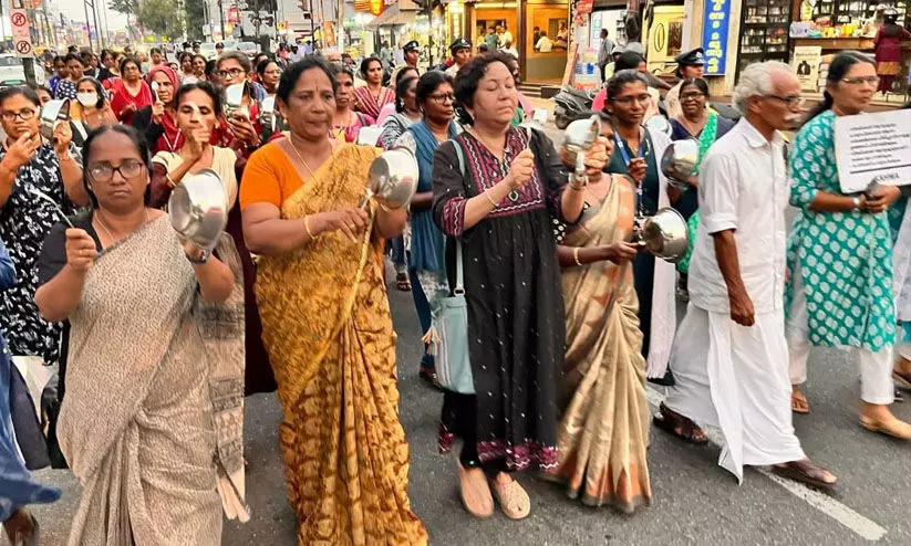 ആശാ സമരം : മുഖ്യ മന്ത്രി വിചാരിച്ചാൽ അര മണിക്കൂർ കൊണ്ട് തീരുന്ന പ്രശ്നങ്ങളേയുള്ളു-രമേശ് ചെന്നിത്തല ആശാ സമരം : മുഖ്യ മന്ത്രി വിചാരിച്ചാൽ അര മണിക്കൂർ കൊണ്ട് തീരുന്ന പ്രശ്നങ്ങളേയുള്ളു-രമേശ് ചെന്നിത്തല
