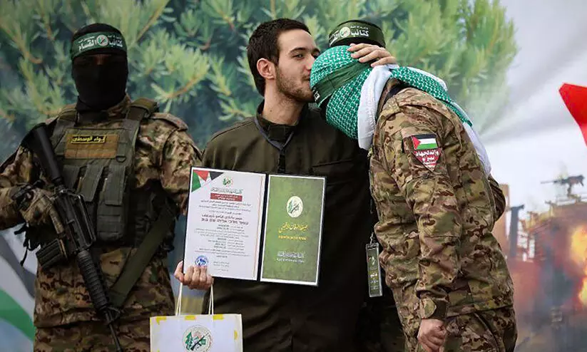 മോചനത്തിന് തൊട്ടുമുമ്പ് ഹമാസ് പോരാളിയുടെ നെറ്റിയിൽ ചുംബിച്ച് ഇസ്രായേലി ബന്ദി മോചനത്തിന് തൊട്ടുമുമ്പ് ഹമാസ് പോരാളിയുടെ നെറ്റിയിൽ ചുംബിച്ച് ഇസ്രായേലി ബന്ദി