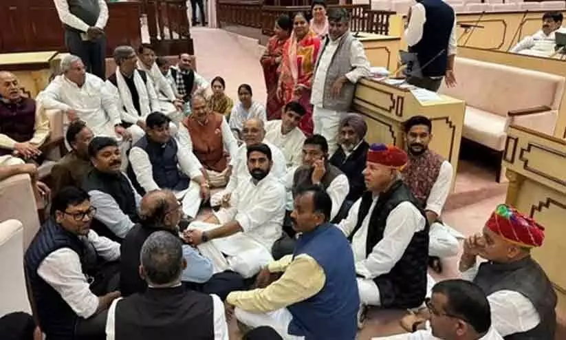 കോൺഗ്രസ് എം.എൽ.എമാർ രാജസ്ഥാൻ നിയമസഭയിൽ രാപകൽ സമരത്തിൽ