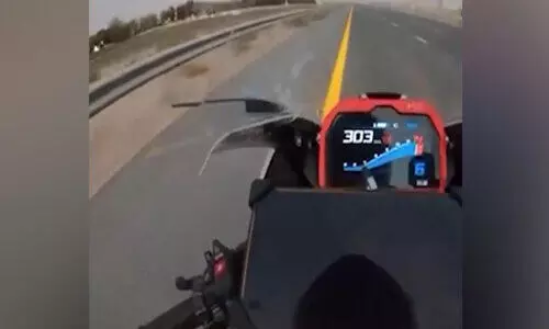 300 കി.​മീ​റ്റ​റി​ലേ​റെ വേ​ഗം; ബൈ​ക്കി​ൽ ചീ​റി​പ്പാ​ഞ്ഞ​യാ​ളെ പി​ടി​കൂ​ടി