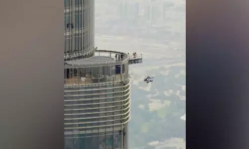 ബുർജ് ഖലീഫയിൽനിന്ന് ചാടി 31 അത്ലറ്റുകൾ; ശൈഖ് ഹംദാൻ പങ്കുവെച്ച വിഡിയോ വൈറൽ ബുർജ് ഖലീഫയിൽനിന്ന് ചാടി 31 അത്ലറ്റുകൾ; ശൈഖ് ഹംദാൻ പങ്കുവെച്ച വിഡിയോ വൈറൽ