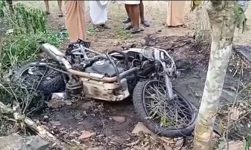 വൈക്കത്ത് ബൈക്ക് വൈദ്യുത പോസ്റ്റിലിടിച്ച് തീപിടിച്ചു; യുവാവിന് ദാരുണാന്ത്യം