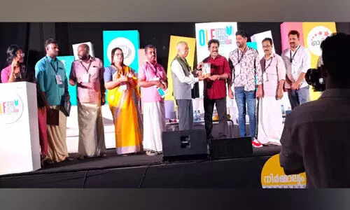 ‘ക​ന​ൽ പാ​ത​യി​ലെ യാ​ത്രി​ക​ൻ’ പ്ര​കാ​ശ​നം ചെ​യ്തു