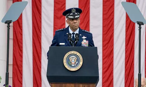 യു.എസ് മിലിറ്ററിയിലെ ഉന്നത പദവയിലെത്തിയ കറുത്ത വർഗക്കാരനെ മാറ്റി ട്രംപ്