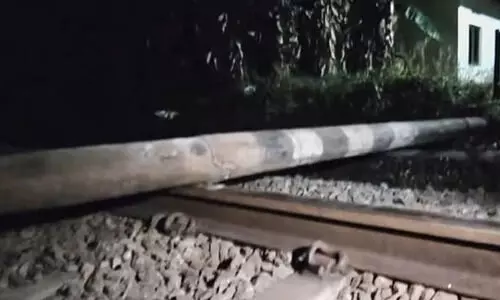 കൊല്ലത്ത് റെയില്‍വേ പാളത്തിൽ ഇലക്ട്രിക് പോസ്റ്റ്; ഒഴിവായത് വന്‍ദുരന്തം