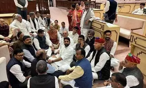 കോൺഗ്രസ് എം.എൽ.എമാർ രാജസ്ഥാൻ നിയമസഭയിൽ രാപകൽ സമരത്തിൽ