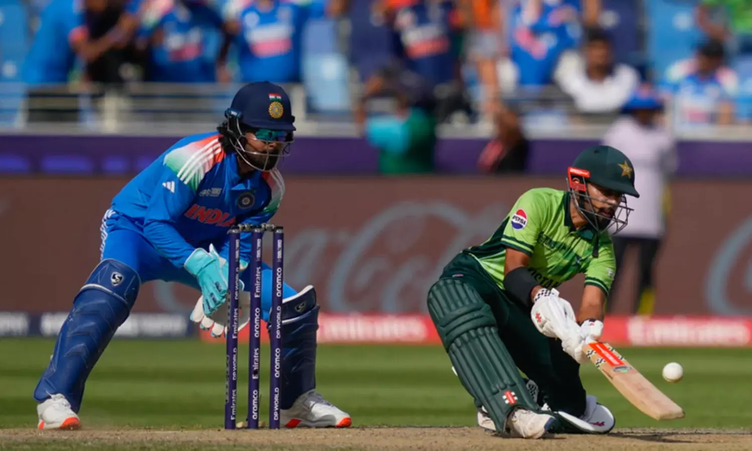 മൂന്നാം വിക്കറ്റിൽ സെഞ്ച്വറി കൂട്ടുകെട്ട്; പ്രതിരോധം പൊളിച്ച് അക്സർ, പിന്നാലെ കൂട്ടത്തകർച്ച; പാകിസ്താന് ഏഴു വിക്കറ്റ് നഷ്ടം