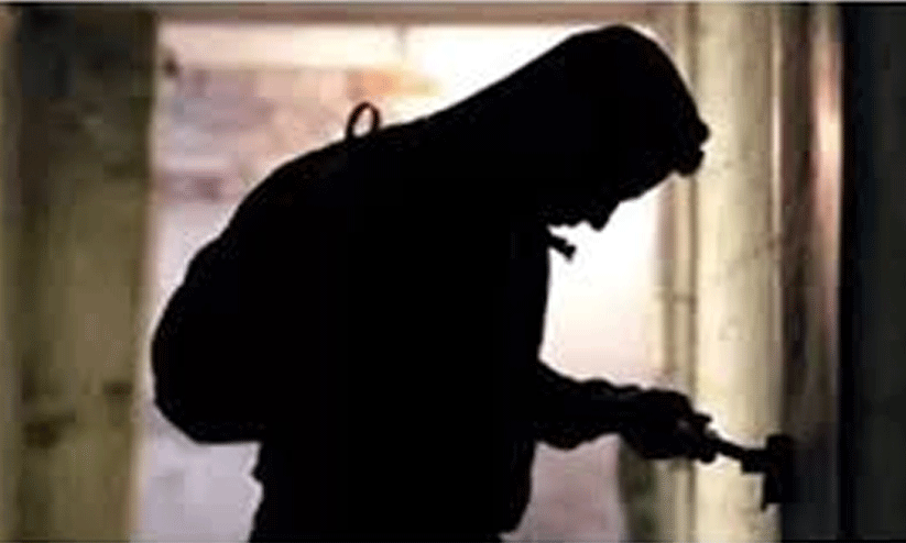 ക്ഷേത്രോത്സവത്തിനിടെ ബൈക്കും പണവും മോഷണം പോയി