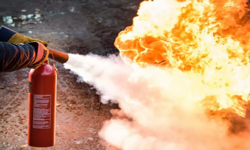 അപ്പാർട്മെന്റ് കെട്ടിടത്തിൽ തീപിടിച്ചു അപ്പാർട്മെന്റ് കെട്ടിടത്തിൽ തീപിടിച്ചു