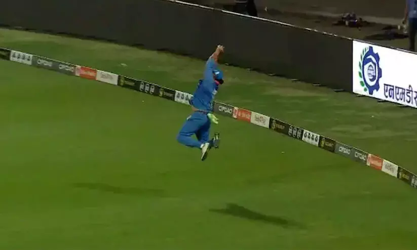 പ്രായം വെറും അക്കങ്ങളല്ലേ! 43ാം വയസ്സിലും പറന്ന് യുവരാജ് സിങ്-Video പ്രായം വെറും അക്കങ്ങളല്ലേ! 43ാം വയസ്സിലും പറന്ന് യുവരാജ് സിങ്-Video