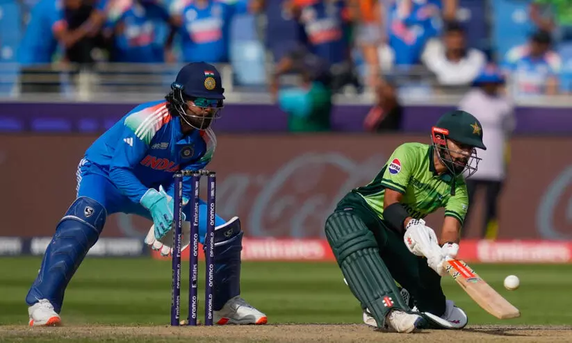 മൂന്നാം വിക്കറ്റിൽ സെഞ്ച്വറി കൂട്ടുകെട്ട്; പ്രതിരോധം പൊളിച്ച് അക്സർ, പിന്നാലെ കൂട്ടത്തകർച്ച; പാകിസ്താന് ഏഴു വിക്കറ്റ് നഷ്ടം