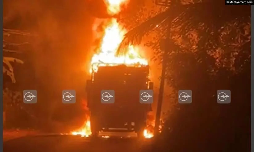 വില്യാപ്പള്ളി കല്ലേരിയിൽ ഓടിക്കൊണ്ടിരുന്ന ലോറി കത്തി നശിച്ചു