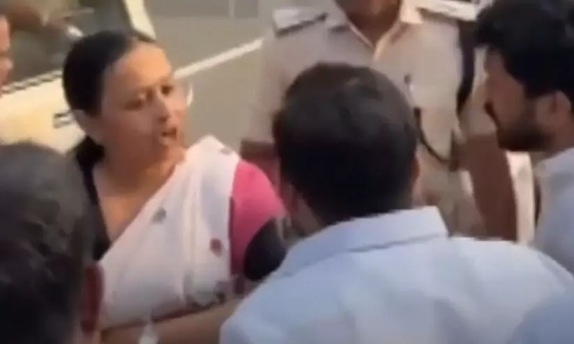 കരിങ്കൊടിയുമായി യൂത്ത് കോൺഗ്രസ്; വാഹനത്തിൽനിന്നിറങ്ങി തർക്കിച്ച് മന്ത്രി വീണ ജോർജ് കരിങ്കൊടിയുമായി യൂത്ത് കോൺഗ്രസ്; വാഹനത്തിൽനിന്നിറങ്ങി തർക്കിച്ച് മന്ത്രി വീണ ജോർജ്