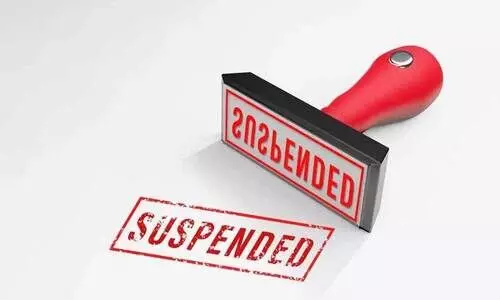 സൗ​ജ​ന്യ പാ​ഠ​പു​സ്ത​ക​ങ്ങ​ൾ പു​റ​ത്തു​ത​ള്ളി; പ്ര​ധാ​ന അ​ധ്യാപ​ക​ന് സ​സ്​​പെ​ൻ​ഷ​ൻ