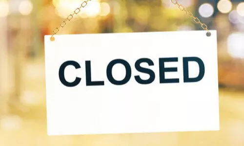 നി​യ​മം ലം​ഘി​ച്ച 22 വാ​ണി​ജ്യ സ്ഥാ​പ​ന​ങ്ങ​ൾ അ​ട​ച്ചു​പൂ​ട്ടി