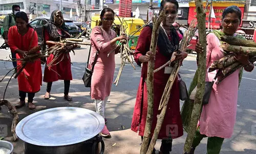 ആശാ പ്രവർത്തകർ നടത്തുന്ന രാപകൽ സമരത്തിന് പിന്തുണ പ്രവാഹം