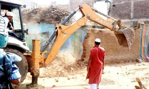 യോഗിയുടെ ‘ബുൾഡോസർ രാജി​’നെ പിന്തുണച്ച് യു.പിയിൽ വധൂവരൻമാർ ബുൾഡോസറുകളിലേറുന്നു