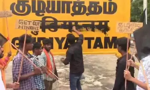 ഹിന്ദി ബോർഡുകൾ കറുപ്പ് പെയിന്റടിച്ചു; കേസെടുത്ത് പൊലീസ്