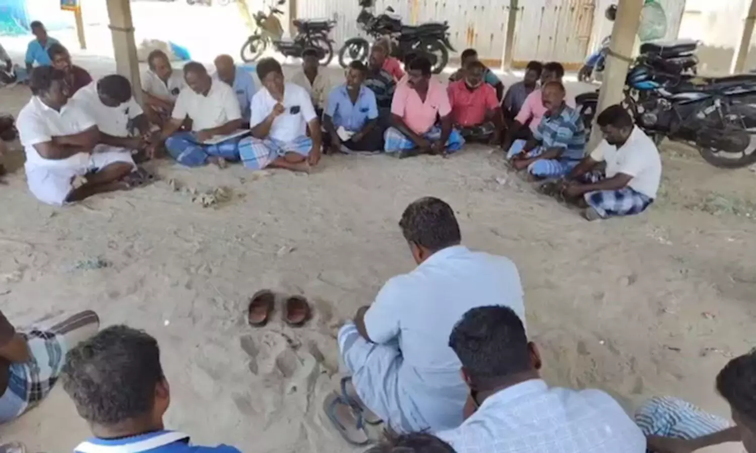 32 പേരെ ശ്രീലങ്കൻ നാവികസേന അറസ്റ്റ് ചെയ്തതിന് പിന്നാലെ തമിഴ്‌ മത്സ്യത്തൊഴിലാളികൾ   അനിശ്ചിതകാല സമരത്തിലേക്ക്