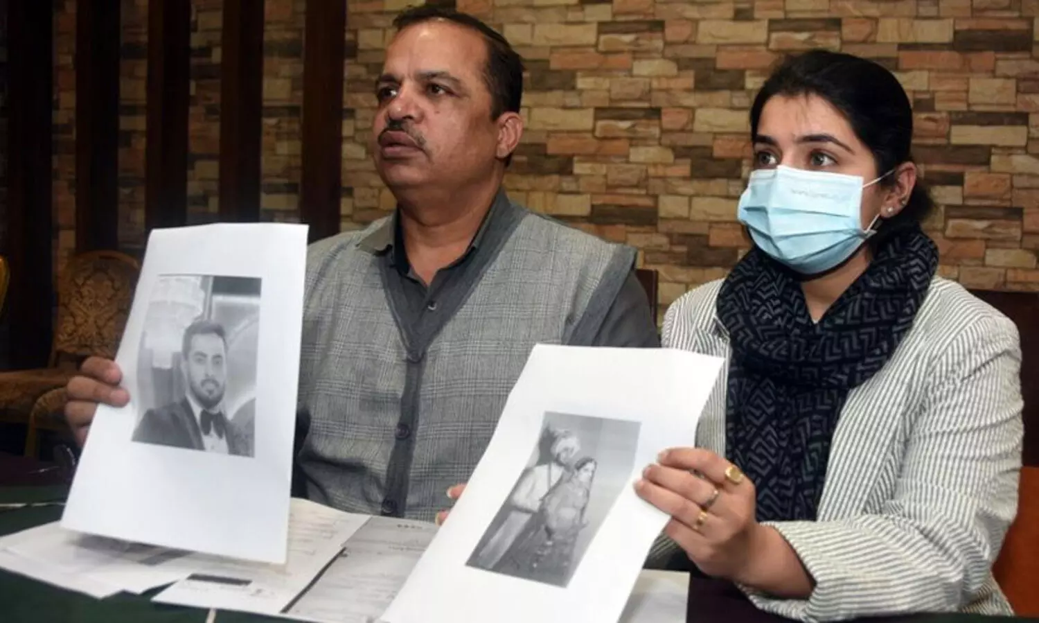 ‘വിവാഹത്തിന് നാലു കോടി ചെലവിട്ടു, മേഴ്സിഡസ് കാർ സമ്മാനമായി നൽകി...എന്നിട്ടും ഭർതൃവീട്ടുകാരുടെ ക്രൂരത’; വാർത്താസമ്മേളനം നടത്തി യുവതിയും പിതാവും