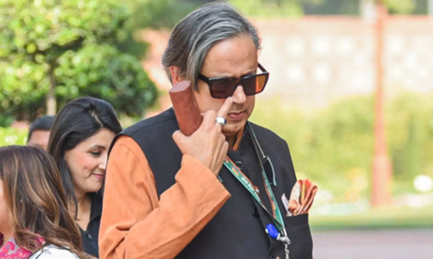 വ്യക്തിപരമായ അഭിപ്രായം പറയാനുള്ള സമയമല്ല; ശശി തരൂരിന് എ.ഐ.സി.സിയുടെ താക്കീത്