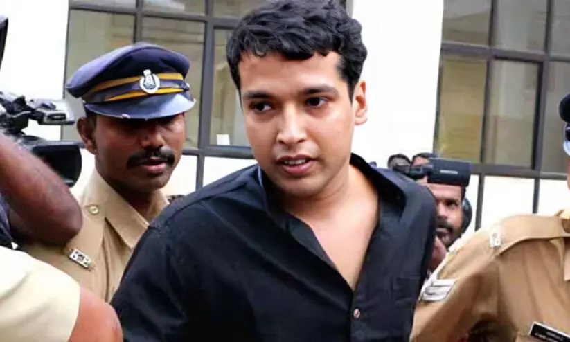 ഭക്ഷണം വൈകി, ഹോട്ടലിലെ ചില്ല് ഗ്ലാസുകൾ തകർത്തു, ജീവനക്കാരെ കൊല്ലുമെന്ന് ഭീഷണി; പൾസർ സുനിക്കെതിരെ കേസ്