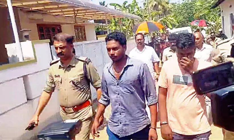 റെയിൽ പാളത്തിൽ ടെലിഫോൺ പോസ്റ്റ്; അട്ടിമറി ശ്രമമെന്ന് പൊലീസ് റെയിൽ പാളത്തിൽ ടെലിഫോൺ പോസ്റ്റ്; അട്ടിമറി ശ്രമമെന്ന് പൊലീസ്