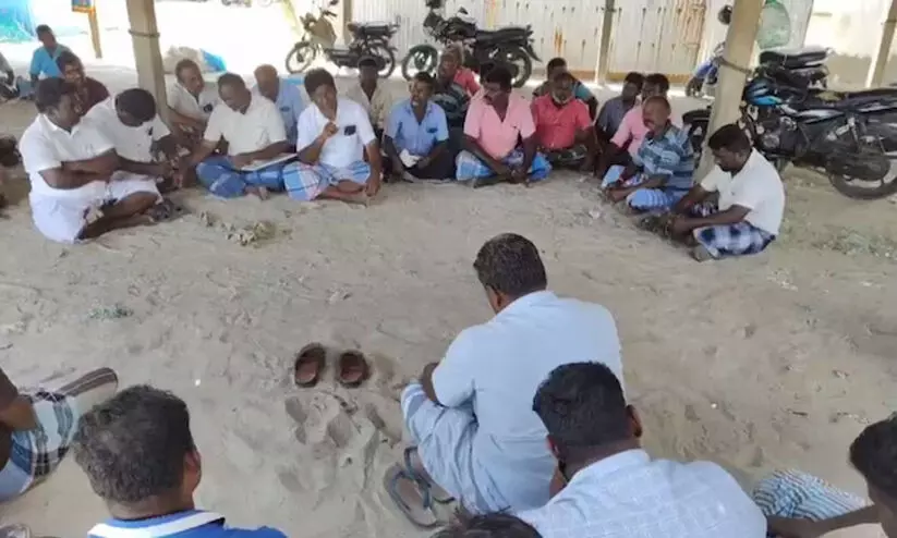 32 പേരെ ശ്രീലങ്കൻ നാവികസേന അറസ്റ്റ് ചെയ്തതിന് പിന്നാലെ തമിഴ് മത്സ്യത്തൊഴിലാളികൾ അനിശ്ചിതകാല സമരത്തിലേക്ക് 32 പേരെ ശ്രീലങ്കൻ നാവികസേന അറസ്റ്റ് ചെയ്തതിന് പിന്നാലെ തമിഴ് മത്സ്യത്തൊഴിലാളികൾ അനിശ്ചിതകാല സമരത്തിലേക്ക്