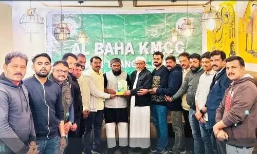 അ​ഹ​മ്മ​ദ് മ​ദീ​നി​ക്ക് കെ.​എം.​സി.​സി യാ​ത്ര​യ​യ​പ്പ് ന​ൽ​കി