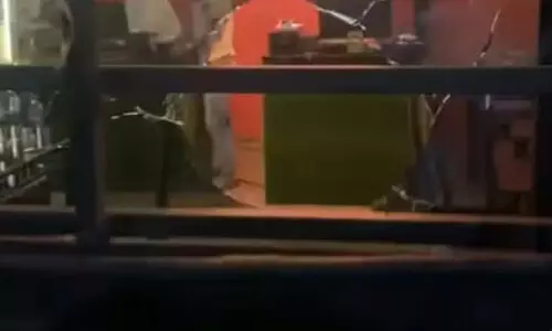 നൂറ് രൂപക്ക് മന്തി നൽകിയില്ല; കോഴിക്കോട് ഹോട്ടലിനു നേരെ കല്ലേറ്, യുവതിക്കും കുഞ്ഞിനും പരിക്ക്