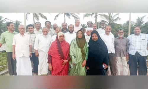 സൗ​ഹൃ​ദം പ​ങ്കി​ടാ​ൻ അ​വ​രെ​ത്തി, തൂ​വ​ൽ തീ​ര​ത്ത്